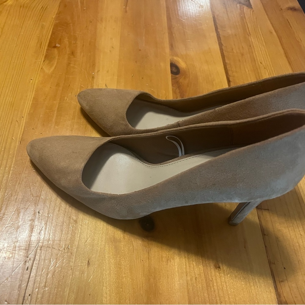 Forever 21 pumps size 8. Nude suede pumps never worn